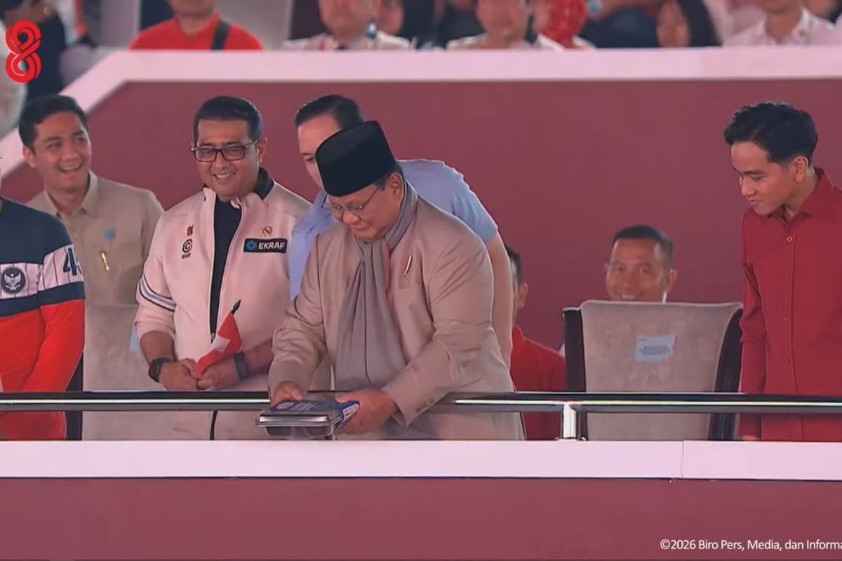 Momen Unik Pesta Rakyat: Prabowo-Gibran Terima Simbol Gizi Nasional dari BGN