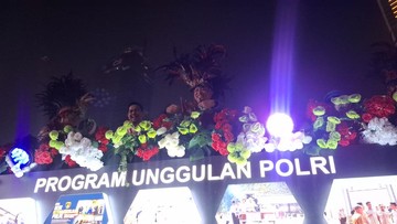 Kapolri Listyo Sigit Tebar Kebahagiaan di Karnaval HUT RI dengan Sapa Warga dan Hadiah Boneka