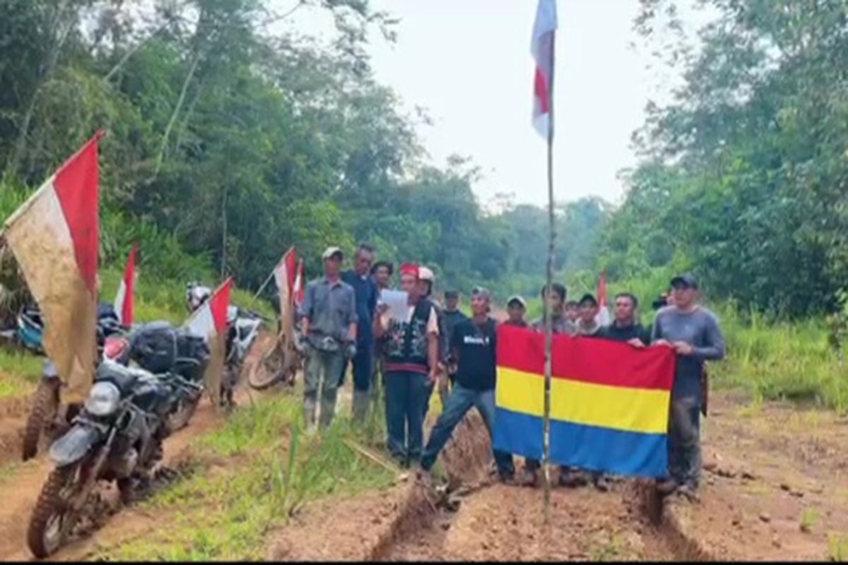 Bendera Dayak Berkibar di Jalan Rusak Krayan, Simbol Aspirasi Warga Perbatasan