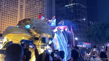 Seskab Teddy Indra Wijaya Semarakkan Karnaval Malam Merdeka Lewat Sapaan Hangat Warga