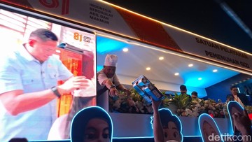 Kemeriahan HUT RI: Warga Serbu Ompreng Silver dari Mobil Hias BGN di Karnaval Malam Merdeka