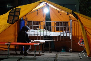 Gempa Guncang Maumere: Pasien RSUD TC Hillers Dievakuasi ke Tenda Darurat Pasca Kerusakan Bangunan