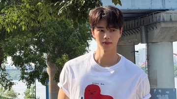Song Kang Siap Curi Perhatian di Panggung "You Quiz on the Block"