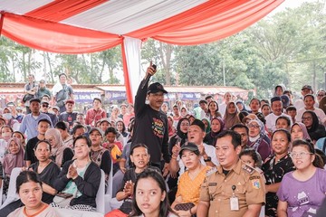 Gus Ipul Sapa Warga Kalijodo, Bagikan Bantuan Pangan dalam Jamuan Rakyat