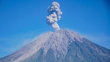 Tiga Gunung Berapi Aktif Indonesia Mengguncang Malam Hari, Aktivitas Erupsi Meningkat
