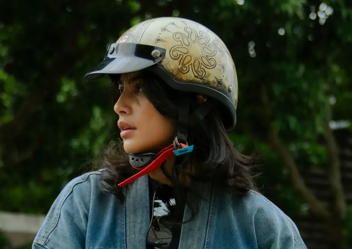 Nostalgia Berkendara: Sintya Marisca Temukan Ketenangan Lewat Vespa Klasik