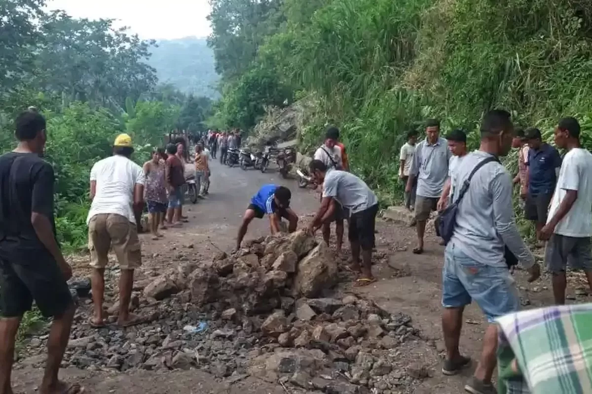 NTT Terhenyak: Gempa 7,7 SR Hancurkan Flores, Ribuan Jiwa Terdampak, Bantuan Mengalir
