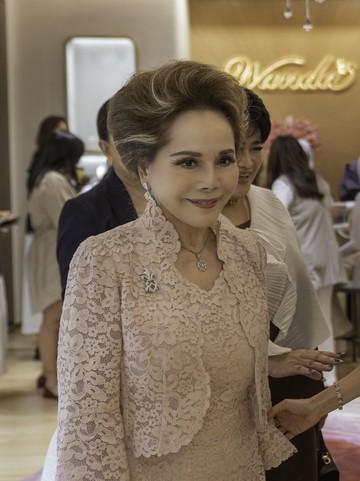 Kilau Keanggunan Ratna Sari Dewi Sukarno Curi Perhatian di Pembukaan Butik Perhiasan Mewah Jakarta