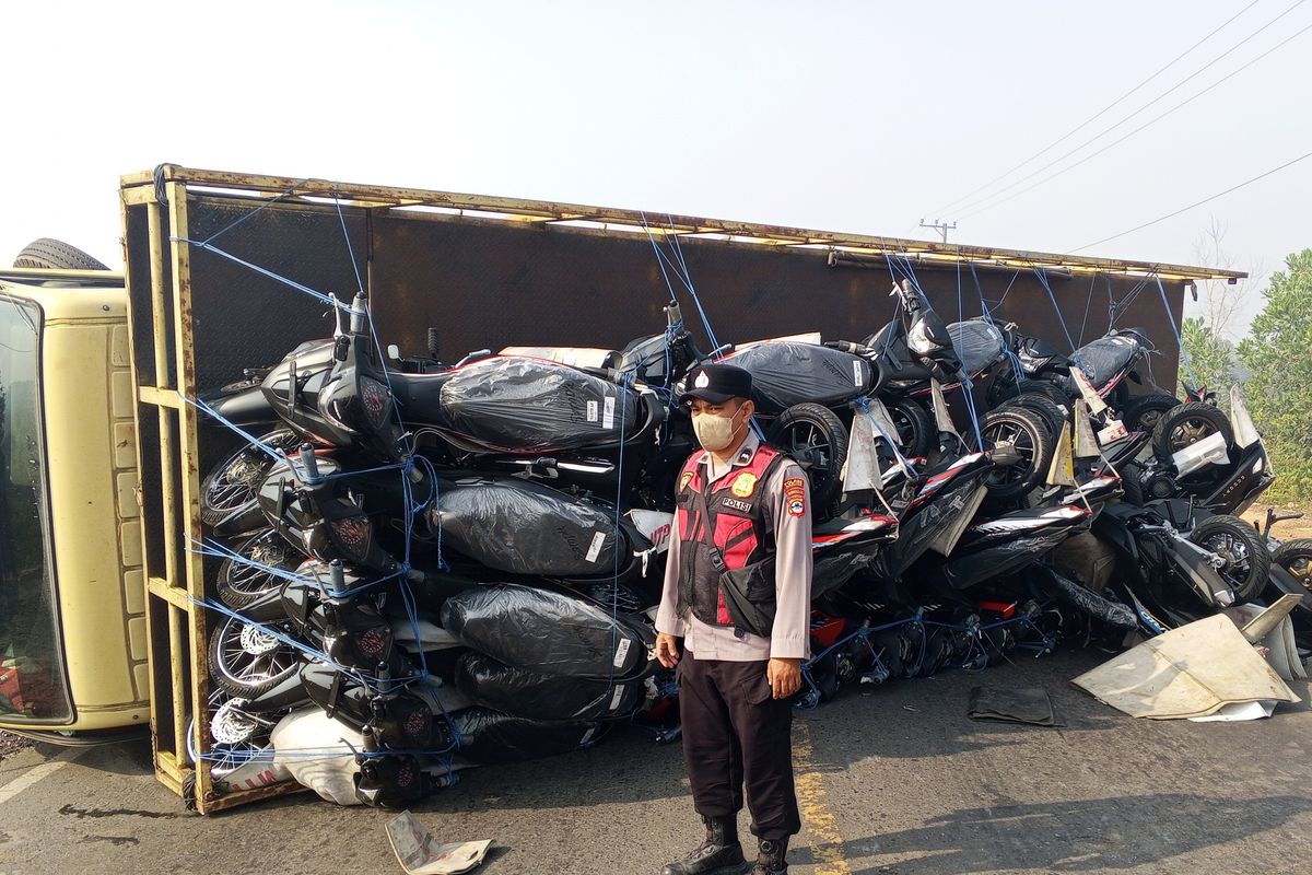 Kabut Asap Karhutla Ganggu Pandangan, Truk Pengangkut Motor dan Fuso Adu Kambing di Trans Kalimantan