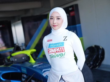 Dari Panggung Sinetron ke Lintasan Balap: Perjalanan Mengejutkan Ine Rosdiana di Dunia Otomotif Profesional