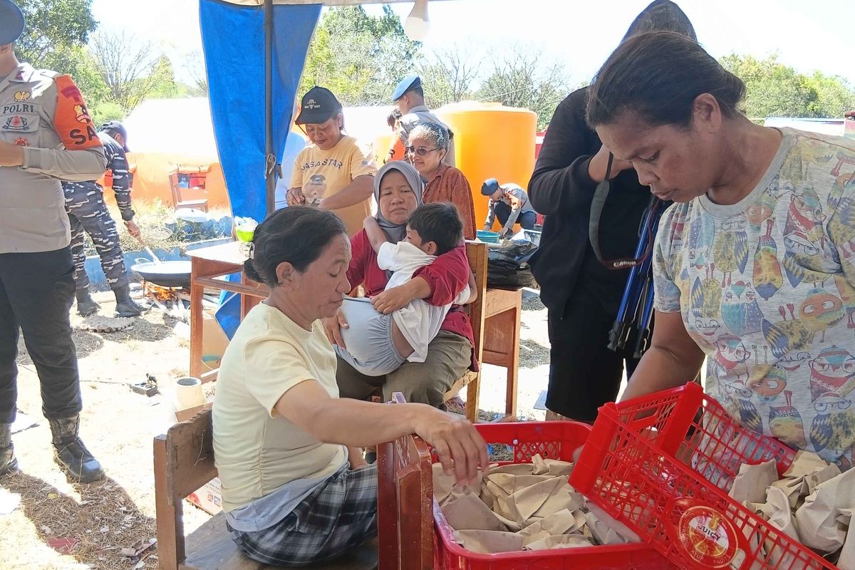 Kondisi Memprihatinkan: Pengungsi Gempa NTT Berjuang Memasak Mandiri Akibat Keterbatasan Dapur Darurat