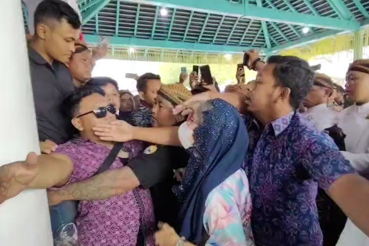 Saling Dorong dan Adu Mulut Warnai Pengambilan Gamelan Sekaten di Masjid Agung Keraton Solo
