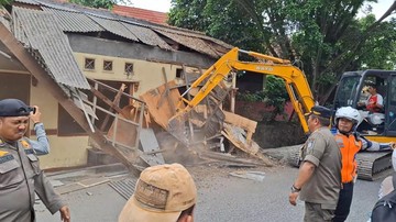 Ratusan Bangunan Liar di Pasir Putih Depok Dibongkar Satpol PP