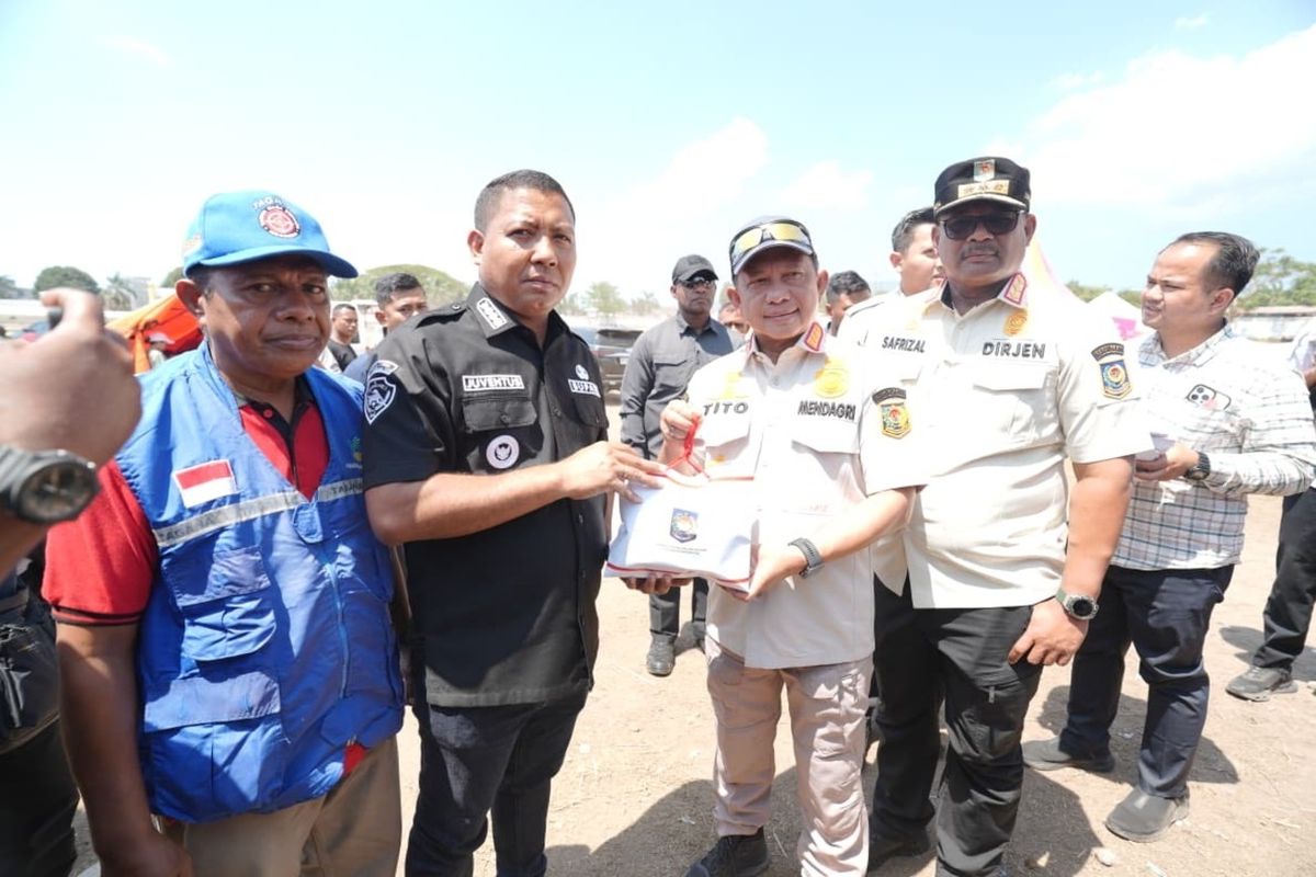 Mendagri Pastikan Kebutuhan Pengungsi Gempa Pulau Palue Terpenuhi, Tinjau Langsung Posko Maumere