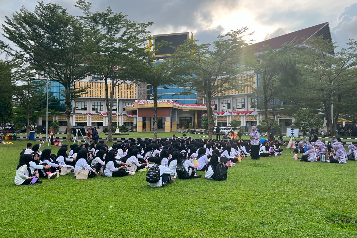 Mahasiswa Baru UNP Ungkap Sanksi Jalan Jongkok Saat PKKMB, Dinilai Tak Lazim
