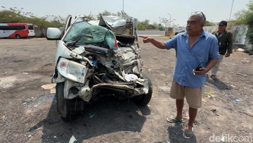 Tabrakan Maut di Tol Batang: Ambulans Pembawa Jenazah Hantam Truk, Ban Serep Terpental