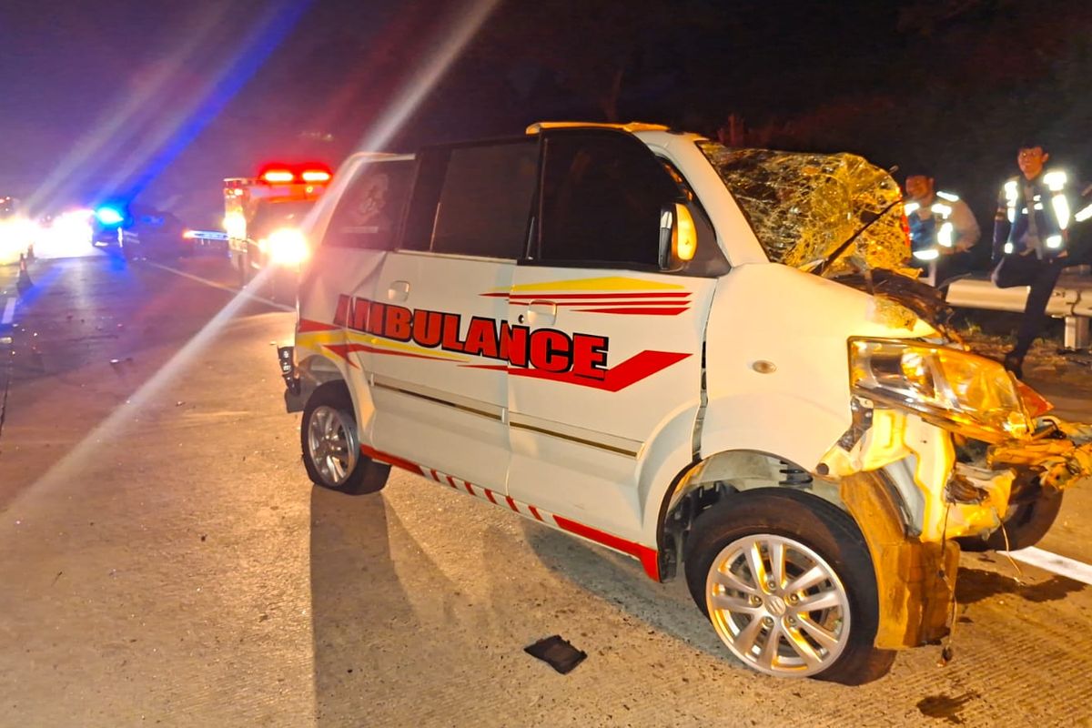 Tragis, Ambulans Pengangkut Jenazah Terlibat Kecelakaan Beruntun di Tol Batang, Tiga Penumpang Tewas