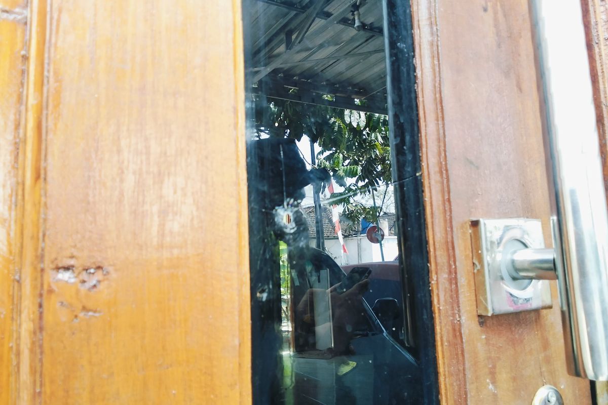 Teror Gotri di Rumah Aktivis Pati: Pintu Kaca Retak Diterjang Proyektil Misterius