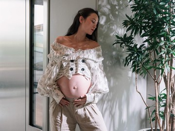 Mengintip Aura Keibuan Julie Estelle dalam Sesi Foto Kehamilan Anak Kedua