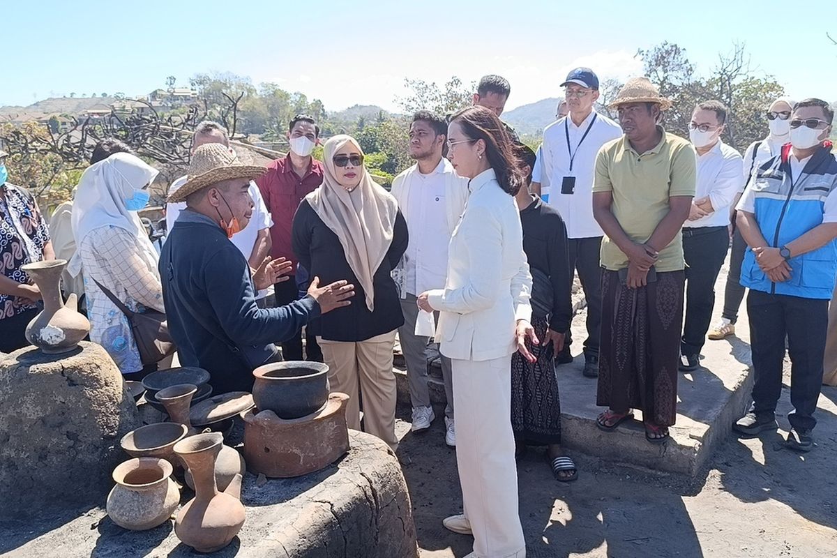 Tinjau Lokasi Kebakaran, Menteri Pariwisata Pastikan Pemulihan Desa Adat Sade