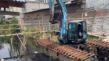Perjuangan Warga Tegal Alur Bangun Jembatan Bambu, Gubernur Pramono Beri Solusi Permanen