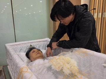 Suasana Haru Menyelimuti Keluarga Deddy Corbuzier Pasca Kepergian Sang Ibunda