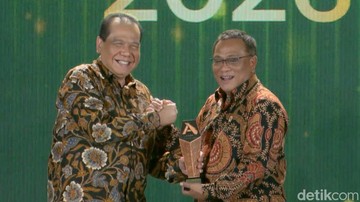 Menteri LH Mohammad Jumhur Hidayat Terima Penghargaan Bergengsi atas Dedikasi Lingkungan