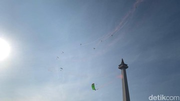 Aksi Spektakuler Penerjun Payung Warnai Kemeriahan Merdeka Run 2026 di Monas