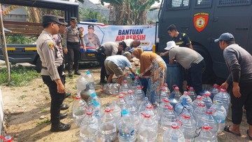 Atasi Krisis Air di Tigaraksa, Polresta Tangerang Kerahkan Water Cannon untuk Warga
