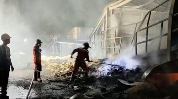Gudang Kardus PT Prakarsa Alam Segar di Bekasi Dilalap Si Jago Merah