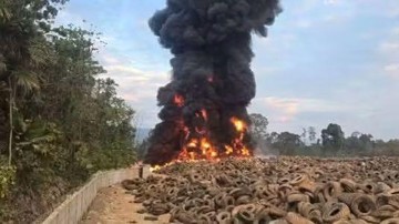 Kebakaran di Area Industri Halmahera Tengah: Upaya Pemadaman Tumpukan Ban Bekas Masih Berlangsung