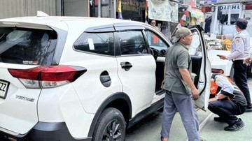 Tertibkan Kawasan, Sudinhub Jakarta Timur Tindak Belasan Kendaraan yang Parkir Sembarangan