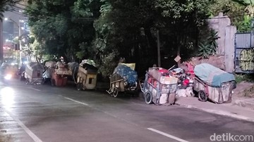 Menyoroti Keberadaan Gerobak Sampah di Trotoar Jalan Kapten Tendean