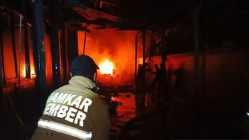 Kobaran Api Melanda Kantor Balai Taman Nasional Meru Betiri di Jember