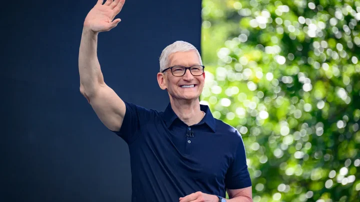 Era Baru Apple: Tim Cook Resmi Serahkan Tongkat Kepemimpinan kepada John Ternus