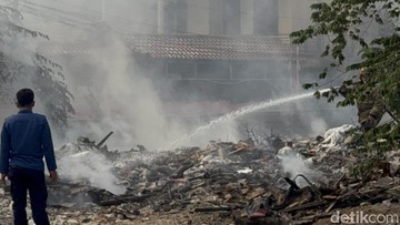 Upaya Intensif Petugas Gabungan Jinakkan Kobaran Api di Tumpukan Sampah Pisangan