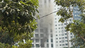 Detik-Detik Penyelamatan Dramatis Penghuni Apartemen Pavilion yang Terbakar di Tanah Abang