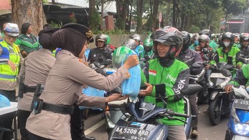 Wujud Empati Polri: Polda Metro Jaya Salurkan Ratusan Paket Sembako bagi Pengemudi Ojol