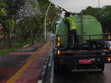 Antisipasi Dampak Abu Vulkanik, Pemprov DKI Jakarta Kerahkan Armada Water Mist di Sejumlah Ruas Jalan