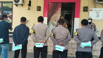 Antisipasi Dampak Abu Vulkanik Anak Krakatau, Kepolisian di Bogor Bagikan Masker Gratis