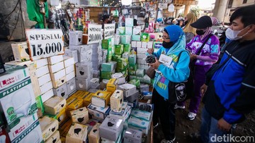 Dampak Erupsi Anak Krakatau: Warga Jakarta Mulai Memborong Masker di Pasar Pramuka