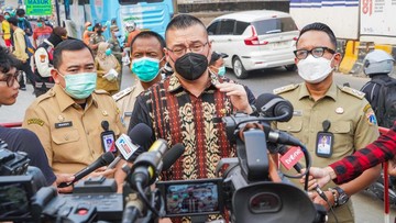 Antisipasi Dampak Abu Vulkanik, Anggota DPRD DKI Jakarta Bagikan Ratusan Masker kepada Warga