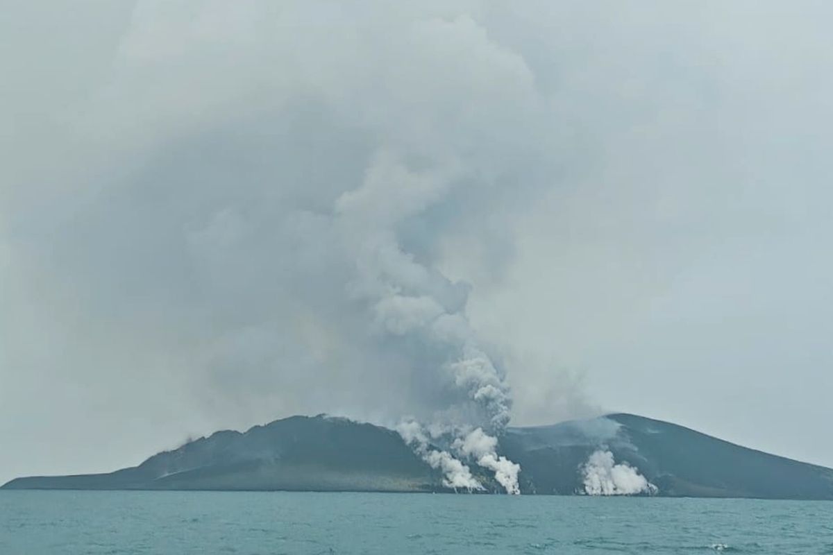 Waspada Erupsi, Badan Geologi Tetapkan Zona Steril Radius 3 Km di Gunung Anak Krakatau