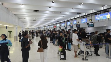 Aksi Emosional Penumpang di Bandara Soetta Saat Jadwal Penerbangan Terganggu Erupsi