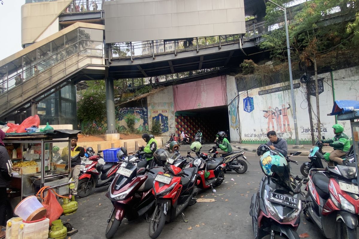 Mengurai Fenomena Penumpukan Ojol di Simpang Stasiun Cawang: Mengapa Lokasi Ini Begitu Padat?