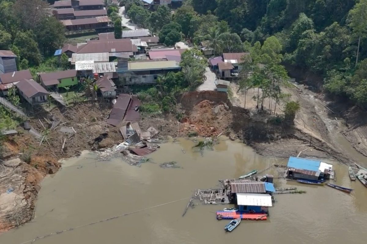 Longsor Maut di Kutai Barat: Rumah Hanyut, Puluhan Kendaraan Terkubur dalam Pelukan Sungai Mahakam