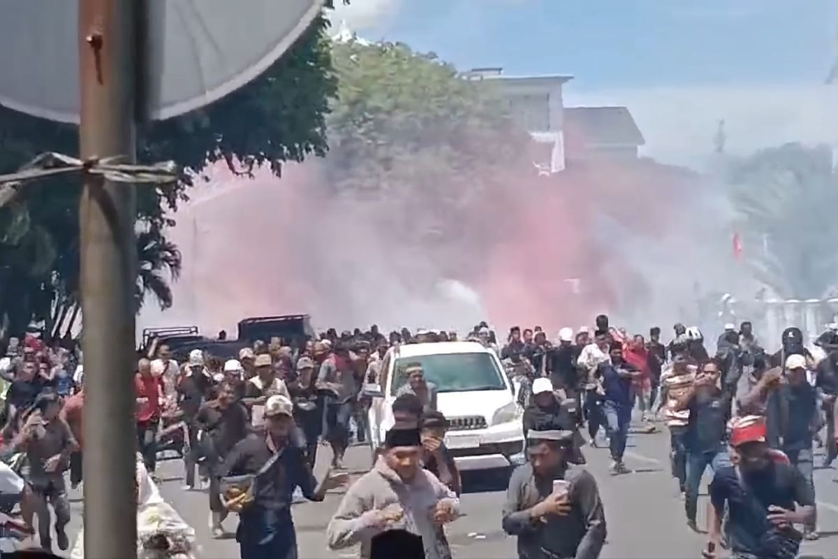 Peringatan Damai Aceh Berujung Bentrokan di Depan Masjid Raya Baiturrahman